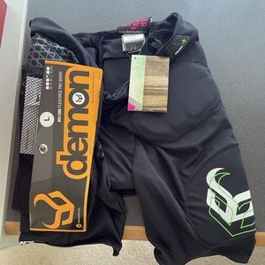 Demon impact padded shorts, size L